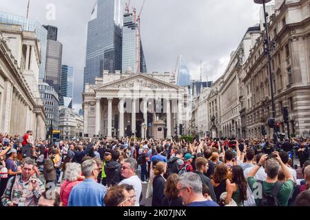 Londra, Regno Unito. 10th Set, 2022. La folla guarda la cerimonia di proclama, proclamando formalmente Carlo III come Re, fuori dal Royal Exchange nella Città di Londra. La proclamazione è consegnata alla presenza di Lord Mayor, Corte di Aldermen, alti ufficiali e membri del Consiglio comune, ma senza il Re presente. Carlo III è diventato Re dopo la morte della regina Elisabetta II, all'età di 96 anni. Credit: Vuk Valcic/Alamy Live News Foto Stock