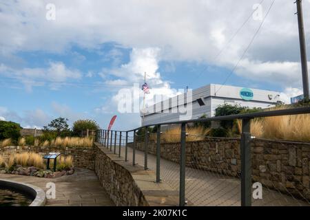 Cafe sul lungomare di Great Yarmouth con la sua bandiera Union Jack che vola a metà albero a causa della morte della Regina Elisabetta Foto Stock