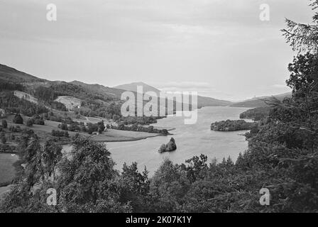 The Queen's View of Loch Tummel e le colline circostanti nelle Highlands scozzesi, girato su 35mm film in bianco e nero. Foto Stock