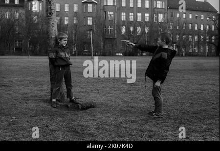 GDR, Berlino, 25. 03. 1986, riprese nel Parco Monbijou . . – bambino con pistola Foto Stock