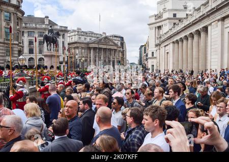 Londra, Regno Unito. 10th Set, 2022. La folla guarda la cerimonia di proclama, proclamando formalmente Carlo III come Re, fuori dal Royal Exchange nella Città di Londra. La proclamazione è consegnata alla presenza di Lord Mayor, Corte di Aldermen, alti ufficiali e membri del Consiglio comune, ma senza il Re presente. Carlo III è diventato Re dopo la morte della regina Elisabetta II, all'età di 96 anni. Credit: Vuk Valcic/Alamy Live News Foto Stock