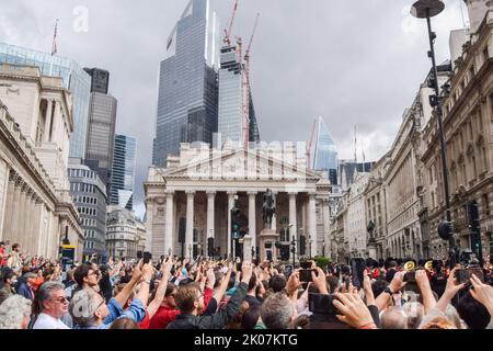 Londra, Regno Unito. 10th Set, 2022. La folla guarda la cerimonia di proclama, proclamando formalmente Carlo III come Re, fuori dal Royal Exchange nella Città di Londra. La proclamazione è consegnata alla presenza di Lord Mayor, Corte di Aldermen, alti ufficiali e membri del Consiglio comune, ma senza il Re presente. Carlo III è diventato Re dopo la morte della regina Elisabetta II, all'età di 96 anni. Credit: Vuk Valcic/Alamy Live News Foto Stock