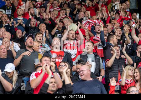 Huddersfield, Regno Unito. 10th Set, 2022. I sostenitori dei Salford Red Devils fanno il tifo per la loro squadra durante la partita della Betfred Super League Huddersfield Giants vs Salford Red Devils al John Smith's Stadium, Huddersfield, Regno Unito, 10th settembre 2022 (Foto di James Heaton/News Images) a Huddersfield, Regno Unito il 9/10/2022. (Foto di James Heaton/News Images/Sipa USA) Credit: Sipa USA/Alamy Live News Foto Stock