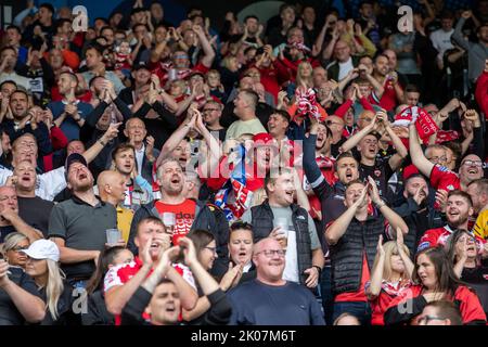 Huddersfield, Regno Unito. 10th Set, 2022. I sostenitori dei Salford Red Devils fanno il tifo per la loro squadra durante la partita della Betfred Super League Huddersfield Giants vs Salford Red Devils al John Smith's Stadium, Huddersfield, Regno Unito, 10th settembre 2022 (Foto di James Heaton/News Images) a Huddersfield, Regno Unito il 9/10/2022. (Foto di James Heaton/News Images/Sipa USA) Credit: Sipa USA/Alamy Live News Foto Stock