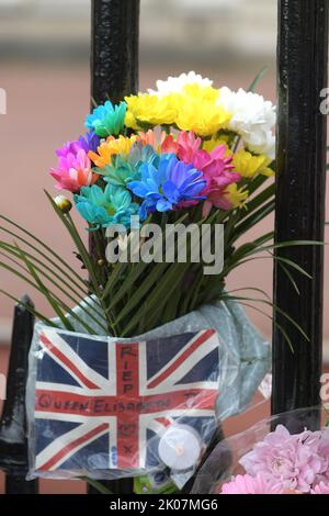 Londra, Regno Unito. 10th Set, 2022. Fiori lasciati fuori Buckingham Palace Credit: MARTIN DALTON/Alamy Live News Foto Stock