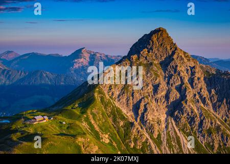 Fiderepasshuette e Hammerspitze, 2260m, dietro Hoher Ifen, 2230m, Allgaeu Alps, Allgaeu, Baviera, Germania Foto Stock
