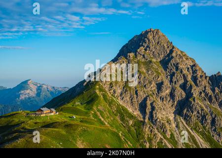 Fiderepasshuette e Hammerspitze, 2260m, dietro Hoher Ifen, 2230m, Allgaeu Alps, Allgaeu, Baviera, Germania Foto Stock