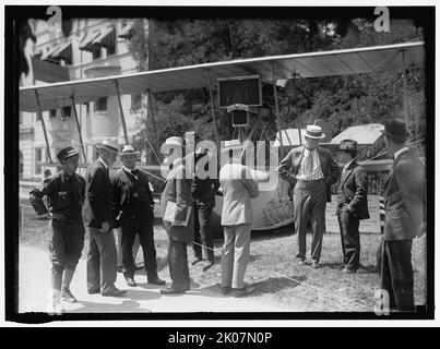 National Aero Coast Patrol Comn. Curtiss Hydroplane..., tra il 1913 e il 1917. '...o Flying Boat esposto vicino all'edificio degli uffici della Casa. Charles Lieb; J. [Julius] Kahn; Sen. [John Worth] Kern; Capt. Taylor; Ammiraglio [Robert] Peary; E.H. Smith'. Politici con biplanare, USA. Foto Stock