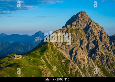 Fiderepasshuette e Hammerspitze, 2260m, dietro Hoher Ifen, 2230m, Allgaeu Alps, Allgaeu, Baviera, Germania Foto Stock