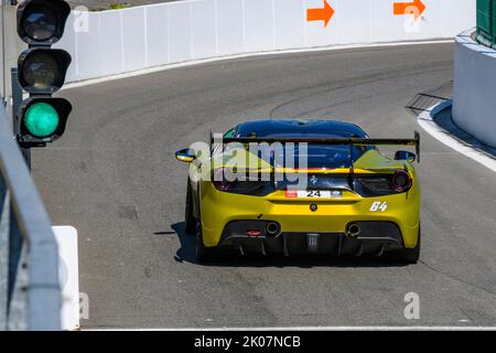 Auto da corsa Auto sportiva Ferrari 488 Challenge ha il semaforo verde per uscire dalla pit lane Pit Lane su pista, circuito FIA di Formula uno, Circuit de Spa Foto Stock