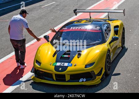 Auto da corsa l'auto sportiva Ferrari 488 Challenge ottiene il gioco dal maresciallo di gara per uscire dalla pit lane sul circuito, circuito FIA di Formula uno, Circuit de Spa Foto Stock