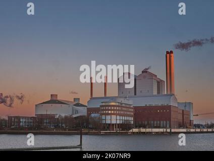 La centrale termica ed elettrica combinata Tiefstack di Billwerder Bucht è una centrale a carbone e una centrale a ciclo combinato gas-vapore e. Foto Stock
