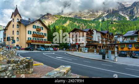 San Martino di Castrozza, Trentino nord-orientale / Italia - Agosto 30 2022: Una rinomata stazione sciistica del Trentino nord-orientale, ai piedi del monte Foto Stock