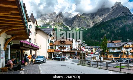 San Martino di Castrozza, Trentino nord-orientale / Italia - Agosto 30 2022: Una rinomata stazione sciistica del Trentino nord-orientale, ai piedi del monte Foto Stock