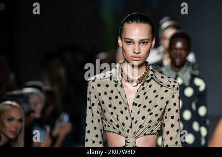 New Yoork, Vereinigte Staaten. 09th Set, 2022. Pista Proenza Schouler SS23 durante la settimana della moda di New York il 2022 2022 settembre - New York, USA. 09/09/2022 Credit: dpa/Alamy Live News Foto Stock