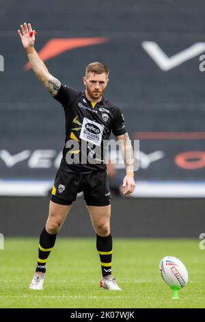 Huddersfield, Regno Unito. 10th Set, 2022. Marc Sneyd #7 di Salford Red Devils in azione durante la partita della Betfred Super League Huddersfield Giants vs Salford Red Devils al John Smith's Stadium, Huddersfield, Regno Unito, 10th settembre 2022 (Foto di James Heaton/News Images) a Huddersfield, Regno Unito il 9/10/2022. (Foto di James Heaton/News Images/Sipa USA) Credit: Sipa USA/Alamy Live News Foto Stock