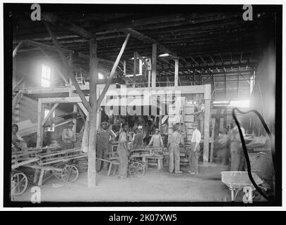 Brick Yard vicino a Mount Vernon, Virginia, tra il 1910 e il 1917. Lavoratori bianchi e neri, USA. Macchina per mattoni brevettata SSS 120: 'Prodotta dalla Arnold Creager Co. New London, Ohio, USA'. Foto Stock