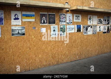 Odessa, Ucraina. 09th Set, 2022. Manifesti anti-guerra di Ave Libertatemaveamor visto lungo Deribasovskaya Street, Odesa. Dall'inizio della guerra su vasta scala della Russia contro l'Ucraina, molti negozi al dettaglio sono stati costretti a coprire le finestre con strutture di legno protettive per motivi di sicurezza. È diventata una sorta di spazio espositivo per molti artisti che appendono le loro opere anti-guerra su strutture in legno. (Foto di Viacheslav Onyshchenko/SOPA Images/Sipa USA) Credit: Sipa USA/Alamy Live News Foto Stock