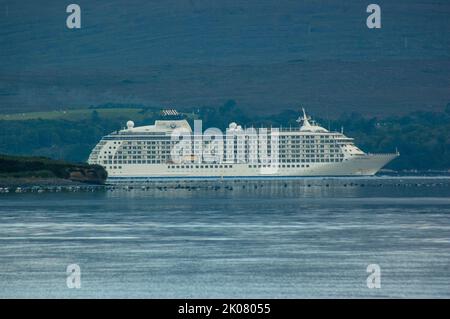 Bantry, West Cork, Irlanda. Sabato 10 settembre 2022, Bantry, West Cork, Irlanda; la nave da crociera The World è arrivata a Bantry questa mattina con 200 passeggeri a bordo. I passeggeri sono sbarcati per gite di un giorno a Killarney, Beara Penninsula, Mizen Penninsula e la città di Bantry. Credito; ed/Alamy Live News Foto Stock