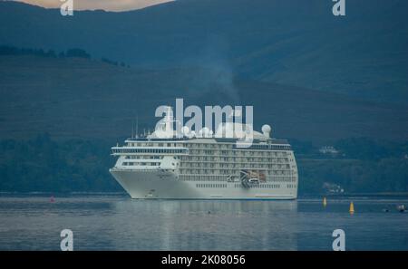 Bantry, West Cork, Irlanda. Sabato 10 settembre 2022, Bantry, West Cork, Irlanda; la nave da crociera The World è arrivata a Bantry questa mattina con 200 passeggeri a bordo. I passeggeri sono sbarcati per gite di un giorno a Killarney, Beara Penninsula, Mizen Penninsula e la città di Bantry. Credito; ed/Alamy Live News Foto Stock