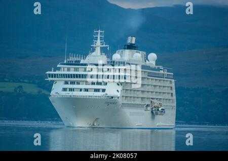 Bantry, West Cork, Irlanda. Sabato 10 settembre 2022, Bantry, West Cork, Irlanda; la nave da crociera The World è arrivata a Bantry questa mattina con 200 passeggeri a bordo. I passeggeri sono sbarcati per gite di un giorno a Killarney, Beara Penninsula, Mizen Penninsula e la città di Bantry. Credito; ed/Alamy Live News Foto Stock