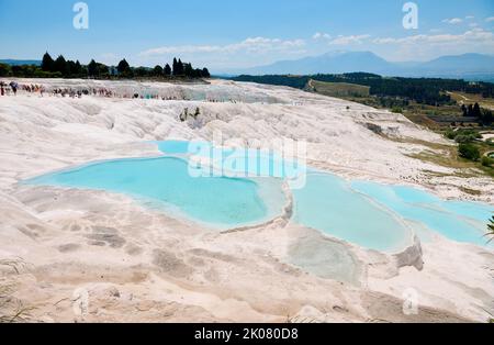 Piscine blu in terrazze di travertino Pamukkale, Denizli, Turchia Foto Stock