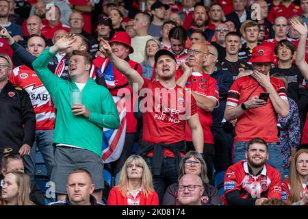 Huddersfield, Regno Unito. 10th Set, 2022. I sostenitori dei Salford Red Devils fanno il tifo per la loro squadra durante la partita della Betfred Super League Huddersfield Giants vs Salford Red Devils al John Smith's Stadium, Huddersfield, Regno Unito, 10th settembre 2022 (Foto di James Heaton/News Images) a Huddersfield, Regno Unito il 9/10/2022. (Foto di James Heaton/News Images/Sipa USA) Credit: Sipa USA/Alamy Live News Foto Stock