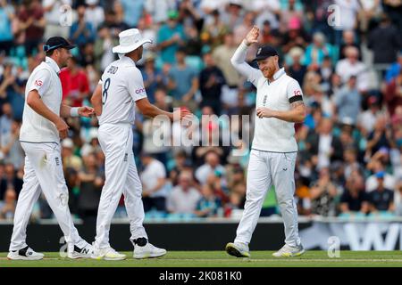 L'Inghilterra ben Stokes con Stuart Broad e Ollie Robinson dopo le innate del Sud Africa durante il terzo LV= Insurance Test Day 3 del 5 Inghilterra vs Sud Africa al Kia Oval, Londra, Regno Unito, 10th settembre 2022 (Foto di ben Whitley/News Images) Foto Stock