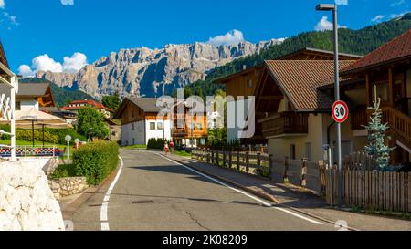 Santa Cristina Valgardena, comune nel nord Italia, situato nelle Dolomiti / Italia - Agosto 29 2022: Santa Cristina Valgardena città e c Foto Stock