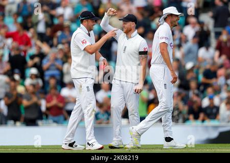 Londra, Regno Unito. 10th Set, 2022. L'Inghilterra ben Stokes con Stuart Broad e Ollie Robinson dopo le innate del Sud Africa durante il terzo LV= Insurance Test Day 3 del 5 Inghilterra vs Sud Africa al Kia Oval, Londra, Regno Unito, 10th settembre 2022 (Foto di ben Whitley/News Images) a Londra, Regno Unito il 9/10/2022. (Foto di ben Whitley/News Images/Sipa USA) Credit: Sipa USA/Alamy Live News Foto Stock