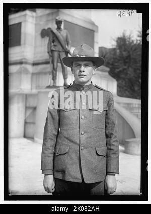Giovane uomo in uniforme di fronte allo Sherman Monument, Washington, D.C., tra il 1916 e il 1918. Foto Stock