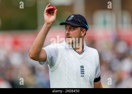 Ollie Robinson in Inghilterra esce dal campo dopo aver preso 5 wickets durante il terzo LV= Insurance Test Day 3 di 5 Inghilterra vs Sud Africa al Kia Oval, Londra, Regno Unito, 10th settembre 2022 (Foto di ben Whitley/News Images) Foto Stock