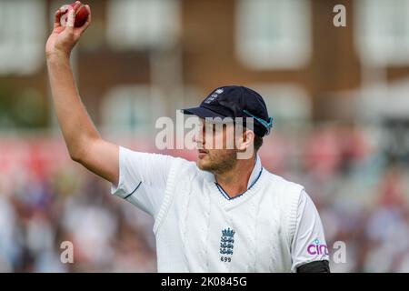 Ollie Robinson in Inghilterra esce dal campo dopo aver preso 5 wickets durante il terzo LV= Insurance Test Day 3 di 5 Inghilterra vs Sud Africa al Kia Oval, Londra, Regno Unito, 10th settembre 2022 (Foto di ben Whitley/News Images) Foto Stock