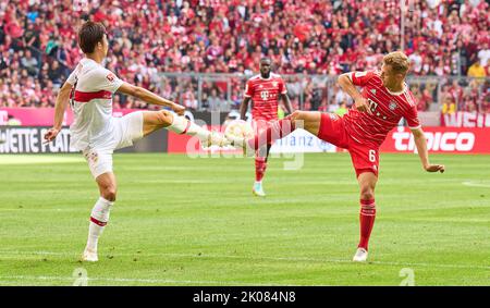 Hiroki Ito, VFB 21 gareggia per la palla, combattendo, duello, header, zweikampf, Azione, lotta contro Joshua KIMMICH, FCB 6 nella partita FC BAYERN München - VFB STUTTGART 1.German Football League il 10 settembre 2022 a Monaco di Baviera, Germania. Stagione 2022/2023, giorno 6, 1.Bundesliga, FCB, München, 6.Spieltag © Peter Schatz / Alamy Live News - LE NORMATIVE DFL VIETANO L'USO DELLE FOTOGRAFIE come SEQUENZE DI IMMAGINI e/o QUASI-VIDEO - Foto Stock