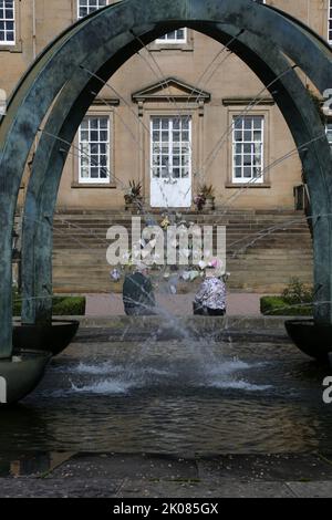 Dumfries House, Ayrshire, Scozia, Regno Unito. La maestosa casa salvata dal Princes Trust guidato da un consorzio dell'ex Principe di Galles, il Principe Carlo ora conosciuto come Re Carlo III dopo la morte della Regina Elisabetta II a Balmoral. Tributi floreali messi sul credito di passi: Alister Firth / Alamy Live News Foto Stock