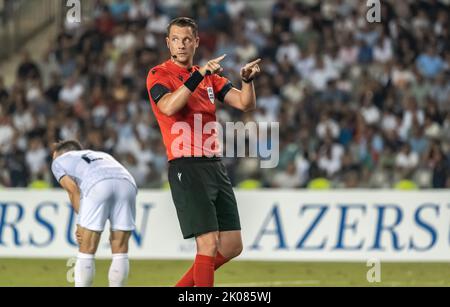 Baku, Azerbaigian – 3 agosto 2022. Arbitro Andreas Ekberg (Svezia) durante la partita di qualificazione UEFA Champions League Qarabag vs Ferencvaros (1-1). Foto Stock