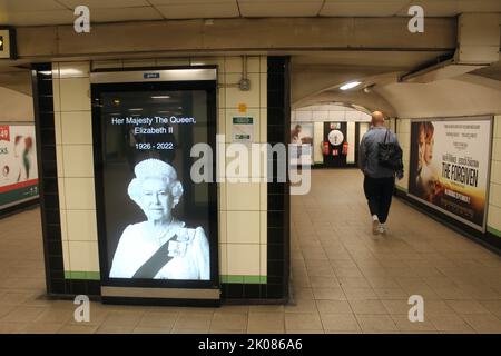 londra tributo alla regina alla stazione della metropolitana di highgate dopo la morte della regina elisabetta 2 settembre 10th 2022 Foto Stock