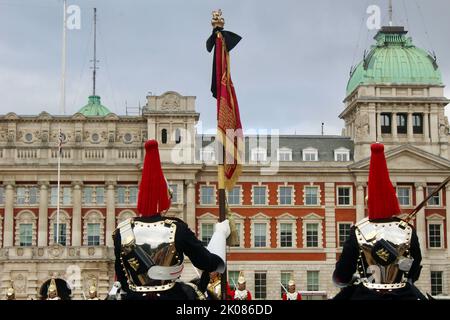 scene dal centro di londra buckingham palace horseguards sfilano mentre le folle si riuniscono dopo la morte della regina elisabetta 2 settembre 10th 2022 Foto Stock