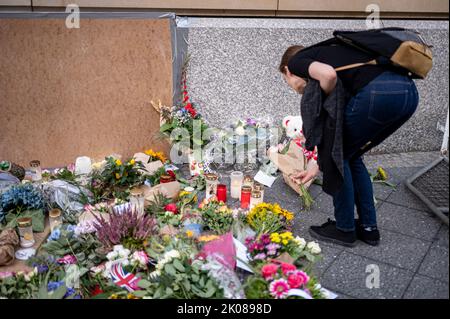 Londra, Regno Unito. 10th Set, 2022. Una donna depone fiori in memoria della regina Elisabetta II presso l'ambasciata britannica. La regina Elisabetta II della Gran Bretagna morì il 8 settembre 2022, all'età di 96 anni. Credit: Fabian Sommer/dpa/Alamy Live News Foto Stock