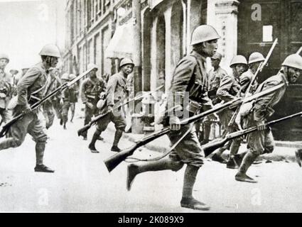 Soldati giapponesi a Shanghai nel 1937. La Battaglia di Shanghai fu il primo dei 22 grandi impegni combattuti tra l'Esercito rivoluzionario Nazionale (NRA) della Repubblica di Cina (ROC) e l'Esercito Imperiale Giapponese (IJA) dell'Impero del Giappone all'inizio della seconda Guerra sino-Giapponese Foto Stock