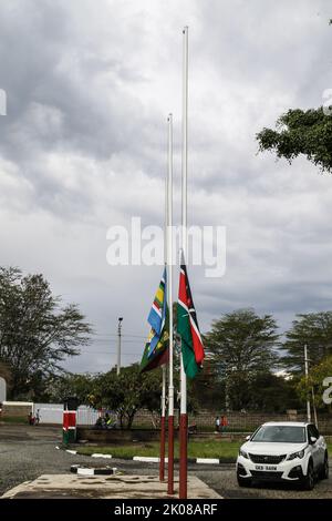 Nakuru, Kenya. 10th Set, 2022. La bandiera del Kenya (R), la bandiera della Comunità dell'Africa orientale (C) e quella della polizia dell'amministrazione del Kenya volano a mezza asta presso l'Ufficio del Presidente, sede regionale della Rift Valley a Nakuru mentre il Kenya piange sua Maestà, Regina Elisabetta II Il presidente uscente del Kenya, Uhuru Kenyatta, il 9 settembre 2022, ordinò bandiere a mezza asta in onore della vita della tarda Regina. Le bandiere rimarranno a mezza asta fino al tramonto lunedì 12 settembre 2022. Credit: SOPA Images Limited/Alamy Live News Foto Stock