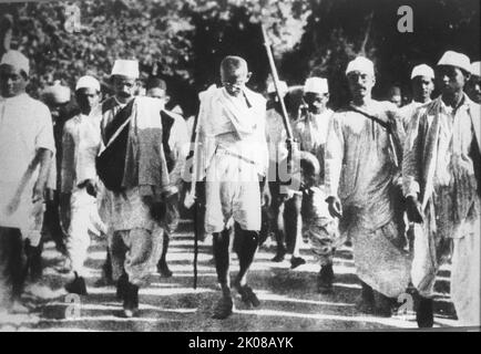 Gandhi durante la marcia del sale, 1930 marzo. Mohandas Karamchand Gandhi (2 ottobre 1869 – 30 gennaio 1948) è stato un avvocato indiano, nazionalista e politico etico anticoloniale, che si è occupato di una resistenza nonviolenta per condurre la campagna di successo per l'indipendenza dell'India dal governo britannico Foto Stock