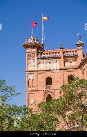 Dettaglio delle bandiere sulla Plaza de Toros a Madrid Foto Stock