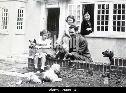 Principessa Elisabetta con la sua famiglia e cani a Y Bwethyn Bach (la piccola Casa), dato a lei dal popolo del Galles. Elizabeth II (Elizabeth Alexandra Mary, 21 aprile 1926) è una regina del Regno Unito e 14 altri regni del Commonwealth Foto Stock