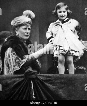 Re Giorgio regge la principessa Margaret per vedere la folla nel giorno del matrimonio del Duca di Kent Foto Stock