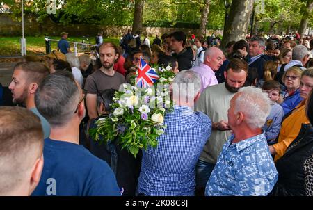 Londra UK 10th settembre 2022 - la folla si allinea al Mall di Londra al di fuori del St James's Palace, dove Carlo III è stato formalmente proclamato re oggi alle 11am:00 : Credit Simon Dack / Alamy Live News Foto Stock