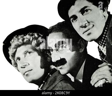 I tre famosi Marx Brothers furono un comico di famiglia americana che ebbe successo in vaudeville, a Broadway, e nelle immagini in movimento dal 1905 al 1949. I fratelli sono quasi universalmente noti con i loro nomi di palcoscenico e sono raffigurati da sinistra a destra: Harpo, Groucho e Chico Foto Stock