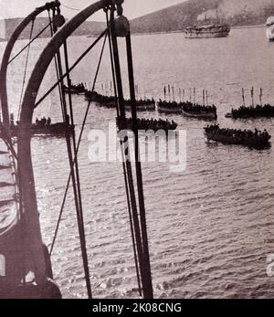 Truppe a bordo della corazzata del fiume Clyde al largo della penisola di Gallipoli. La campagna di Gallipoli è stata una campagna militare della prima guerra mondiale che si è svolta nella penisola di Gallipoli, dal 17 febbraio 1915 al 9 gennaio 1916 Foto Stock