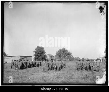 Fucili coloniali, tra il 1910 e il 1920. Personale dell'esercito DEGLI STATI UNITI. Cartello su fienile a sinistra: 'Prodotti freschi e frutta'. Foto Stock