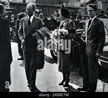 Re Leopoldo dei Belgi, accompagnato dal principe ereditario Baudouin, con la sua seconda moglie Principessa di Rethy ad Amsterdam. Leopoldo III (3 novembre 1901 – 25 settembre 1983) fu re dei belgi dal 23 febbraio 1934 fino alla sua abdicazione il 16 luglio 1951. Principessa Lilian del Belgio, Principessa di Rethy (nata Mary Lilian Henriette Lucie Josephine Ghislaine Baels; 28 novembre 1916 - 7 giugno 2002). Baudouin era il figlio maggiore del re Leopoldo III (1901-1983) e della sua prima moglie, la principessa Astrid di Svezia (1905-1935) Foto Stock